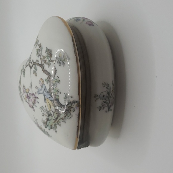 Vintage Heart-shaped Porcelain Trinket Box - Picture 4 of 4